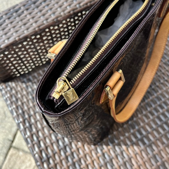 Louis Vuitton, Authentic & unique. Monogram Vermis Patent Leather Purse - Picture 9 of 16
